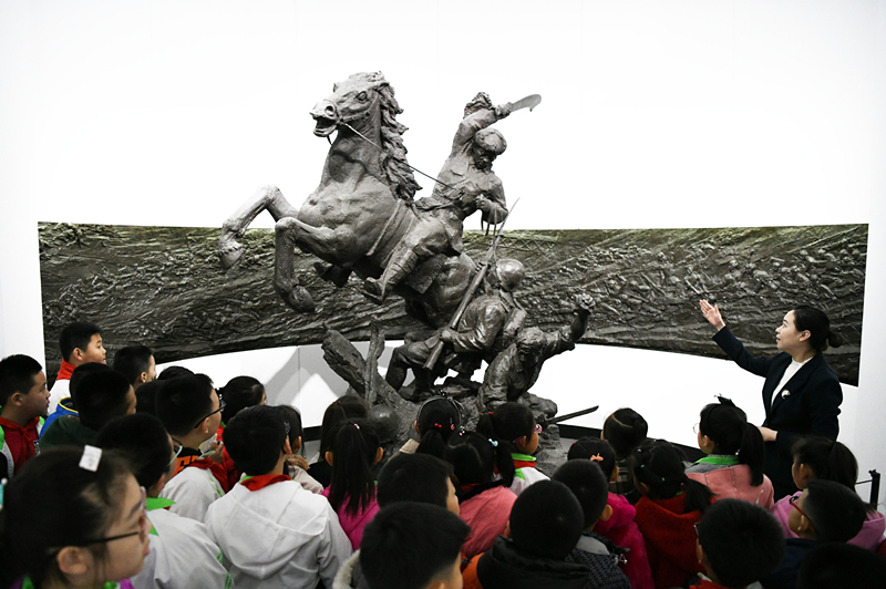 2019年4月4日，在東北烈士紀(jì)念館，學(xué)生們在聽講解員講解。